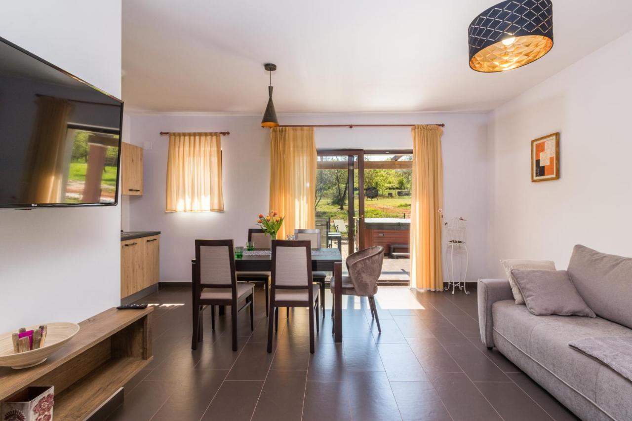 Apartmani Noa I Natali Kaldanija エクステリア 写真