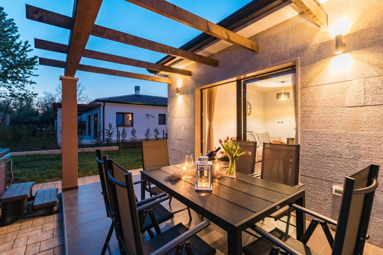 Apartmani Noa I Natali Kaldanija エクステリア 写真