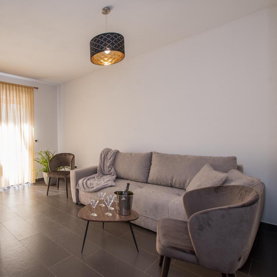Apartmani Noa I Natali Kaldanija エクステリア 写真